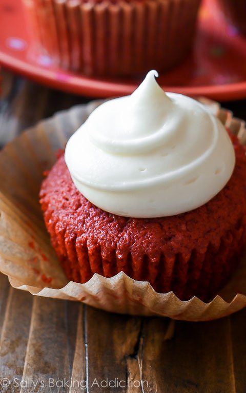 Recette de cupcakes en velours rouge super humide et riche par sallysbakingaddiction.com