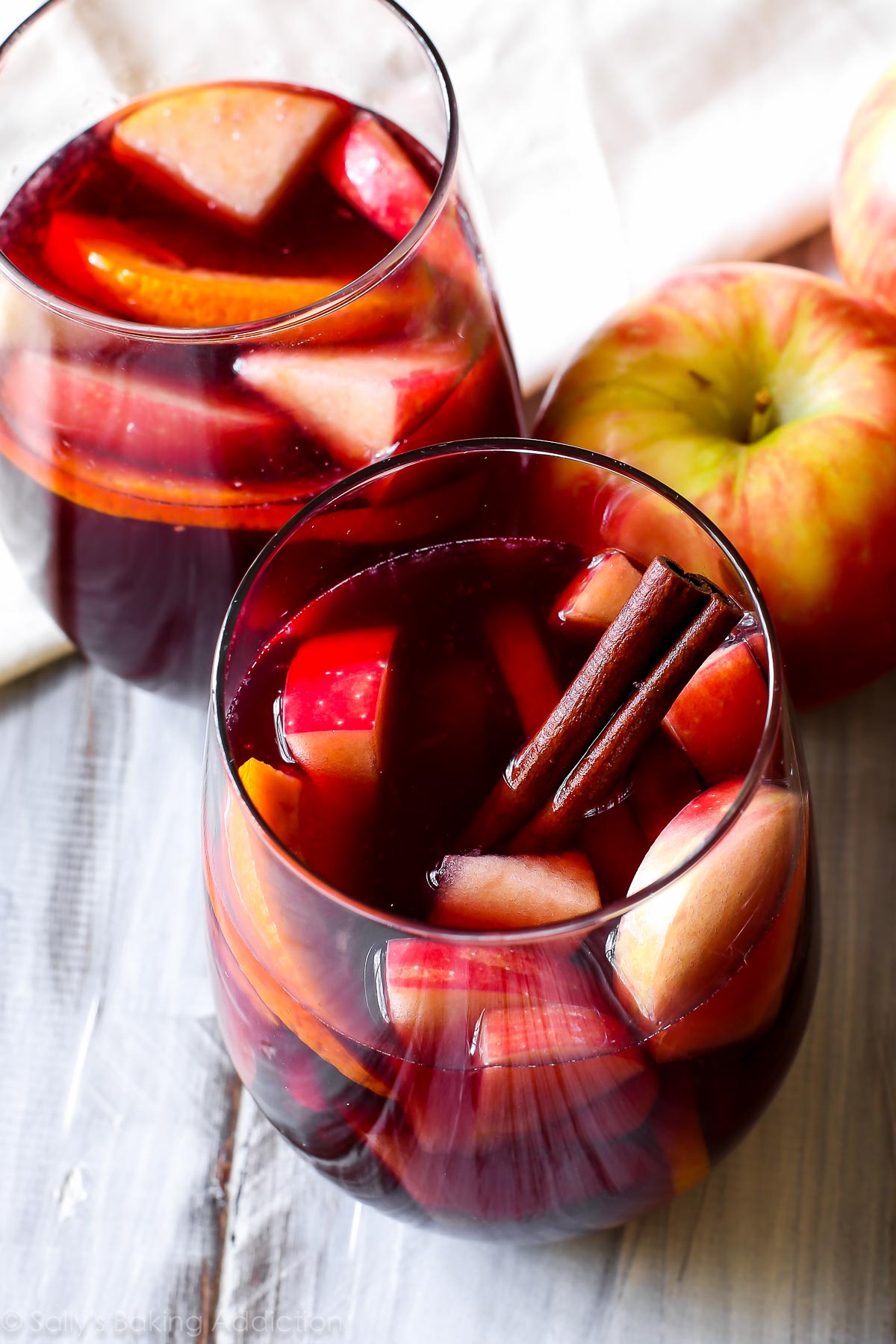 Cette sangria est LA boisson à réaliser cet automne. Il combine du vin rouge, de l'eau-de-vie, de la cannelle, du cidre de pomme, des agrumes et bien sûr - des pommes douces au miel! sallysbakingaddiction.com