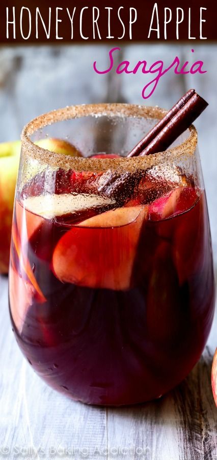 Honeycrisp Apple Sangria - c'est LA boisson à siroter le week-end d'automne (ou les soirs de semaine ...). Rempli des meilleures saveurs !!