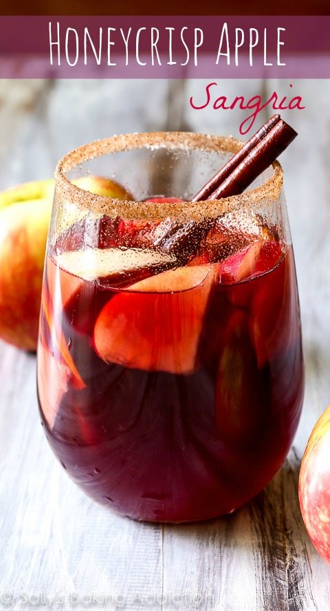Recette Honeycrisp Apple Sangria - un excellent cocktail pour la saison d'automne! sallysbakingaddiction.com
