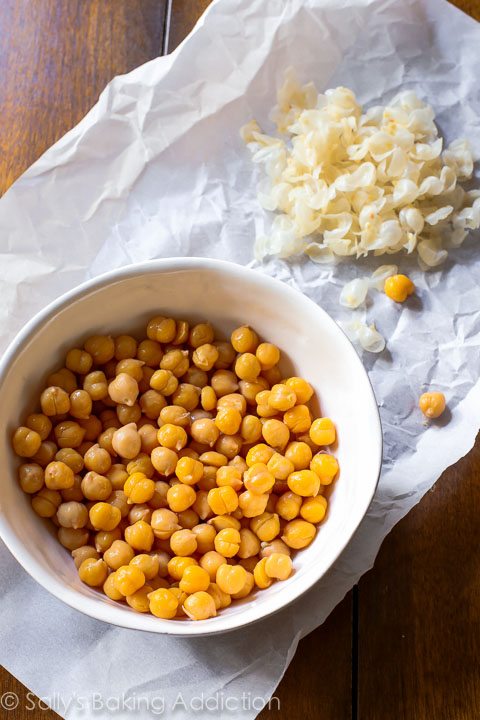 Recette de houmous au parmesan à l'ail rôti - lisse comme de la soie et servie avec des croustilles de pita maison