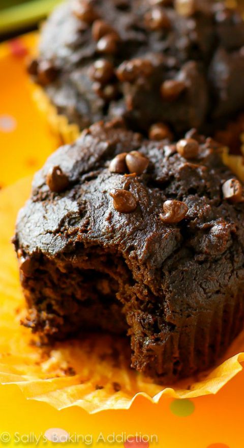 Muffins aux pépites de chocolat et aux citrouilles - seulement 130 calories chacun! Prenez la recette sur sallysbakingaddiction.com
