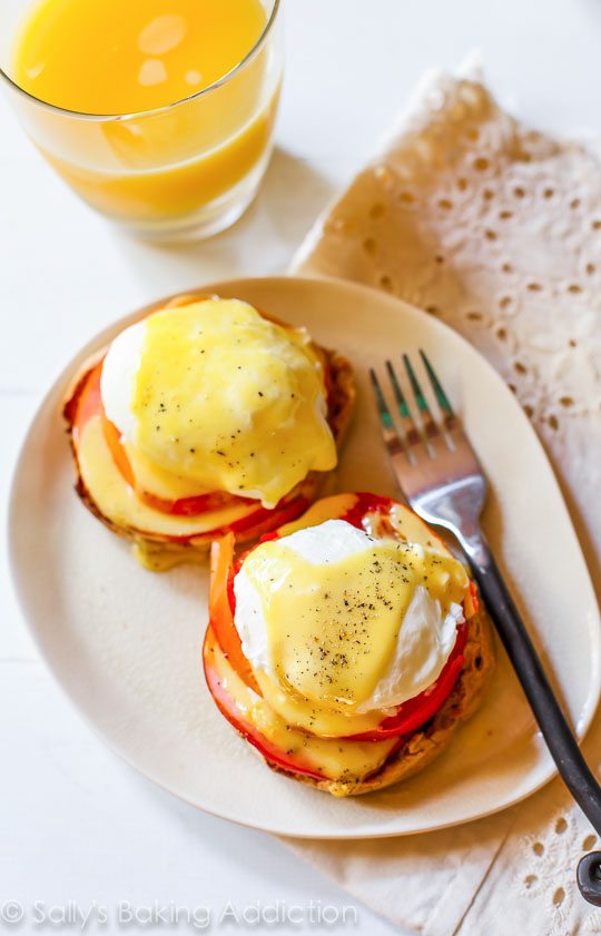La recette des œufs maison Benedict est un incontournable de notre maison! Cliquez pour la recette sur sallysbakingaddiction.com