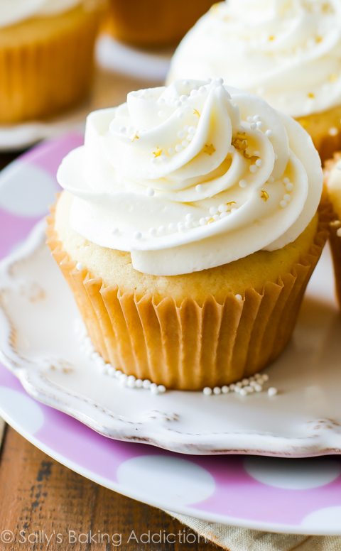 Cupcakes de mariage blancs - cupcakes aux amandes vanille tendre et humide, garnis de glaçage au chocolat blanc crémeux. Un régal vraiment élégant pour le jour le plus spécial.