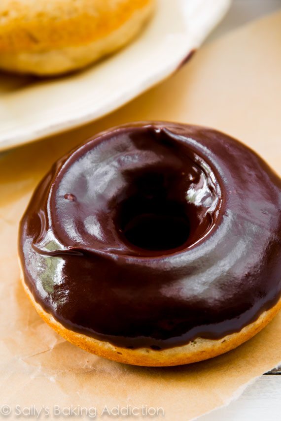 Sally's Baking Addiction - Donuts glacés au chocolat