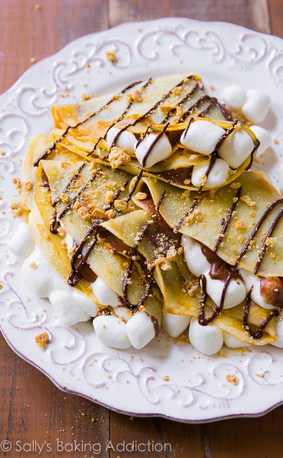 30 minutes S'mores Nutella Crepes - c'est ma recette de crêpe préférée et vous ne croirez pas à quel point elles sont faciles!