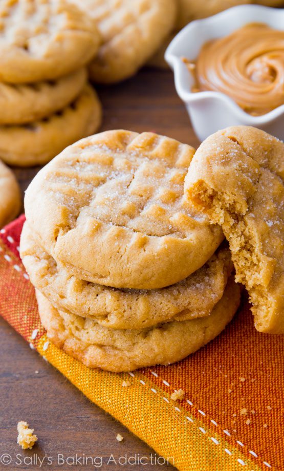 Ceci est ma recette préférée pour les biscuits au beurre d'arachide classiques. Facile à faire, plus facile à manger! 