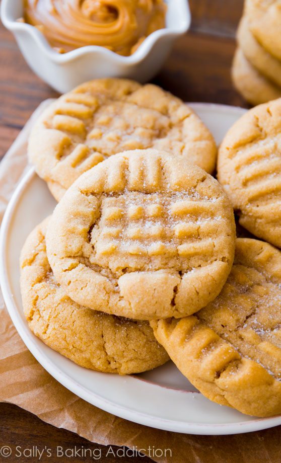 Ceci est ma recette préférée pour les biscuits au beurre d'arachide classiques. Facile à faire, plus facile à manger! 