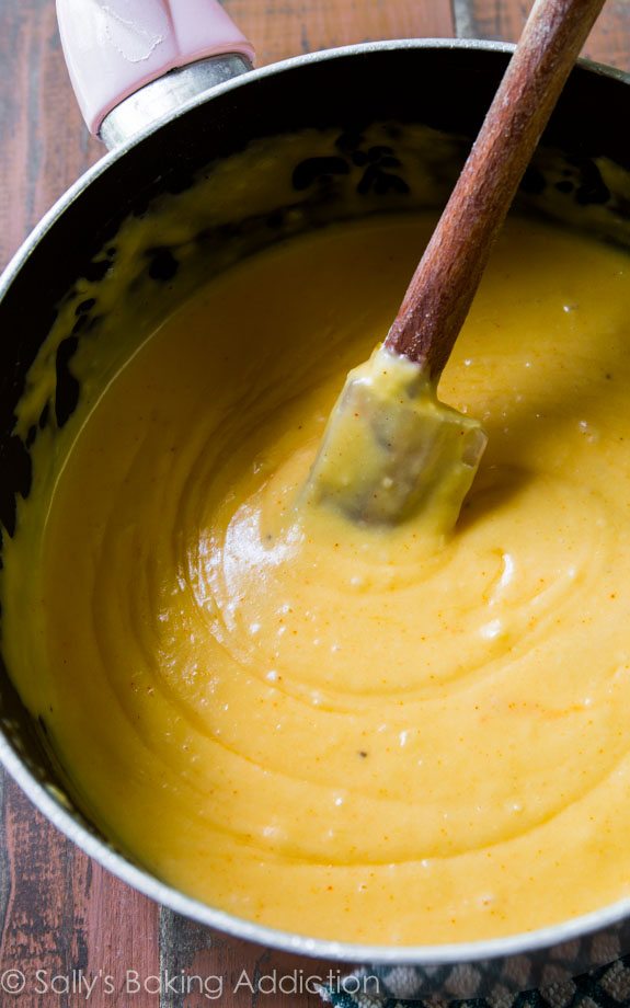 Sauce à trempette au fromage cheddar Kickin '- c'est comme de l'or liquide! Obtenez la recette sur sallysbakingaddiction.com