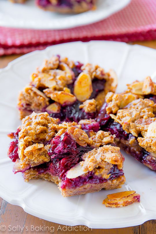 Ces barres de streusel aux baies mélangées saines sont faites d'ingrédients sains et sains comme l'avoine, le beurre d'amande et le sirop d'érable pur! Cliquez pour la recette.