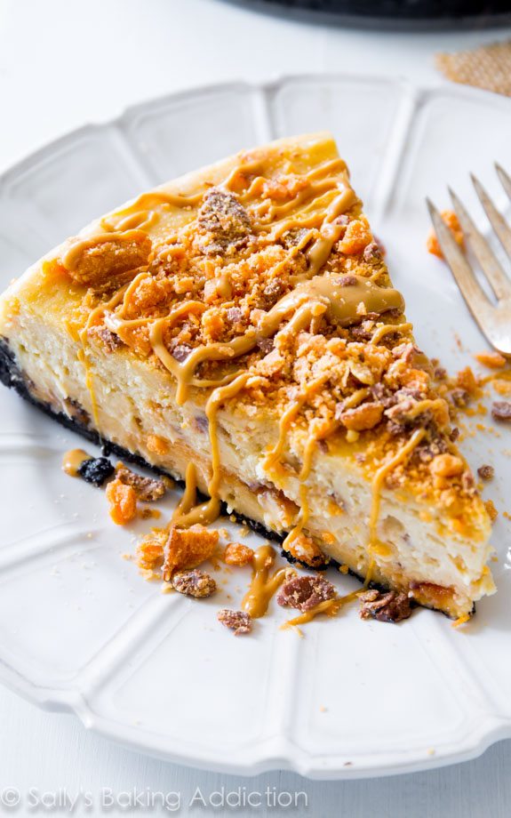 Tout le monde va devenir fou pour cette recette de cheesecake au beurre d'arachide et au beurre! Ceci est un dessert indulgent incroyable. sallysbakingaddiction.com