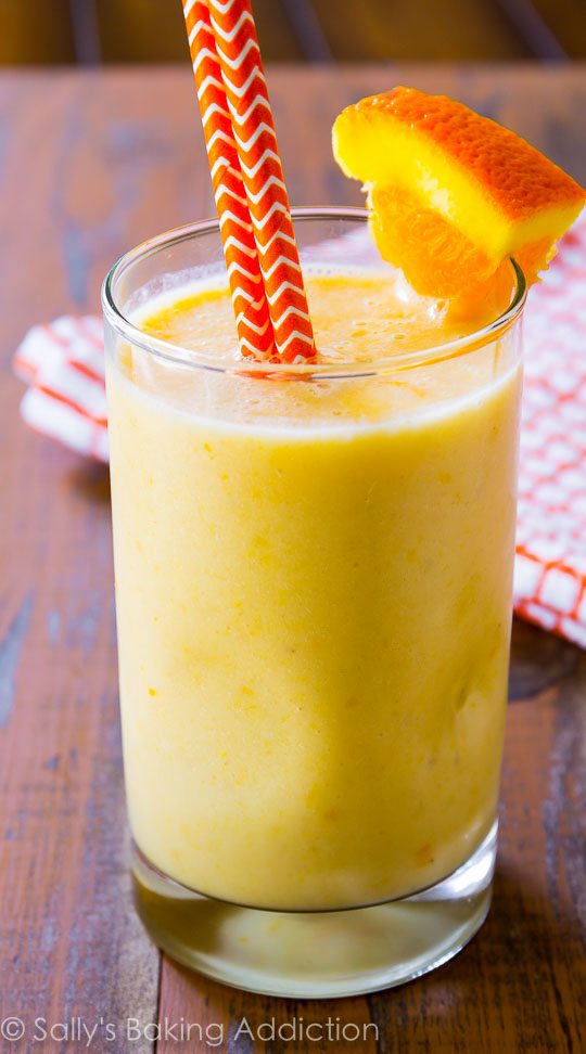 Ce smoothie crémeux et sain à 5 ingrédients a le goût d'un julius d'orange et d'une crème glacée combinée. La vitamine C n'a jamais été aussi bonne!
