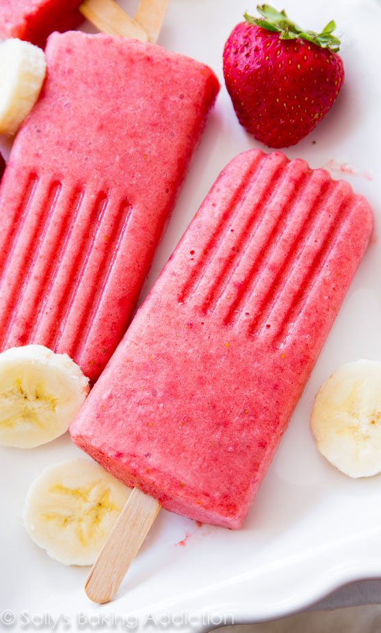 Sucettes glacées à la fraise et à la banane faites avec seulement 3 ingrédients. Battez la chaleur avec un régal maigre cet été!