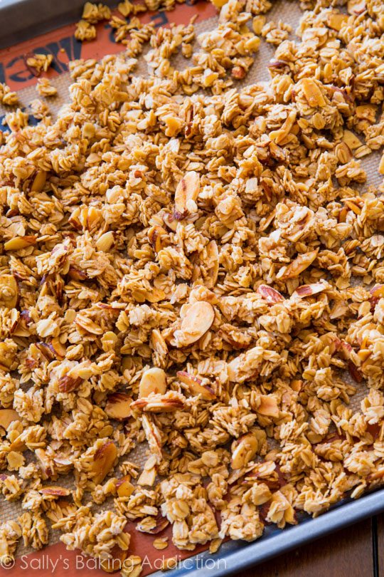 Il est facile d'acheter du granola maison sain et acheté en magasin! sallysbakingaddiction.com