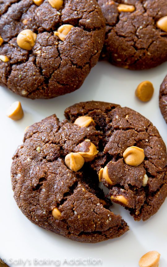 Ces biscuits brownie au beurre d'arachide sans farine sont si riches et savoureux que vous ne manquerez pas la farine et le beurre!