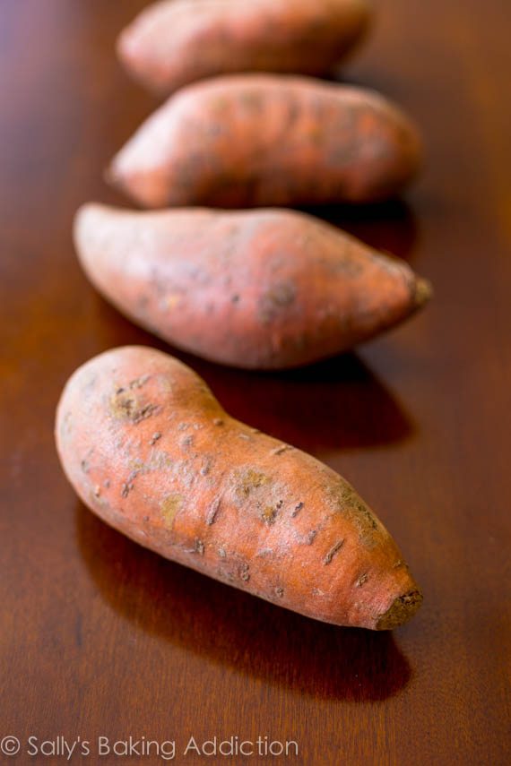 Frites croustillantes de patates douces au four. Facile, sain et bon marché. | sallysbakingaddiction.com