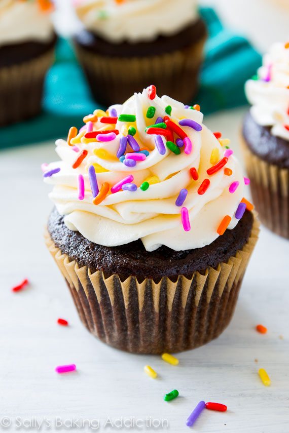 Les cupcakes au chocolat les plus savoureux et humides que j'ai jamais faits!