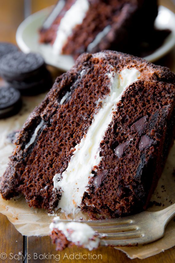 Gâteau Oreo Layer - complet avec une épaisse garniture à la crème Oreo, un glaçage au chocolat et deux couches de biscuits Oreo. Un rêve pour les amateurs de chocolat!