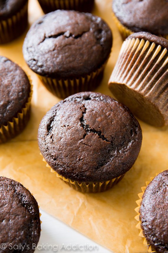 Les MEILLEURS cupcakes au chocolat faits maison - humides, légers et riches. Ils sont si simples à faire aussi!