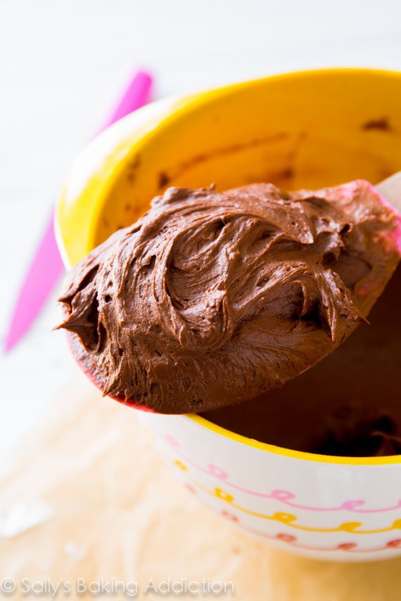 Le meilleur glaçage au chocolat au lait! Crémeux, épais et ultra moelleux. Utilisez-le pour tous vos gâteaux, cupcakes, brownies et plus encore. 