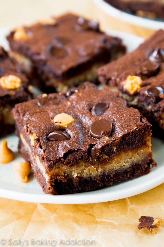 Brownies maison moelleux farcis d'une garniture crémeuse au beurre d'arachide. Si vous aimez les tasses de beurre d'arachide, vous allez adorer celles-ci !!