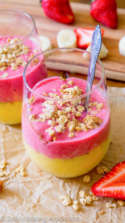 Délicieusement simple et sain Smoothie à la mangue et aux fraises sur sallysbakingaddiction.com