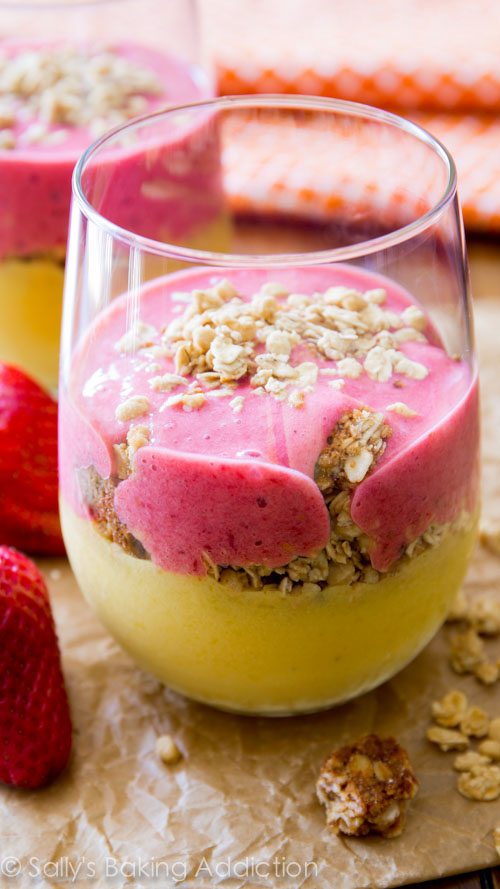 Délicieusement simple et sain Smoothie à la mangue et aux fraises sur sallysbakingaddiction.com