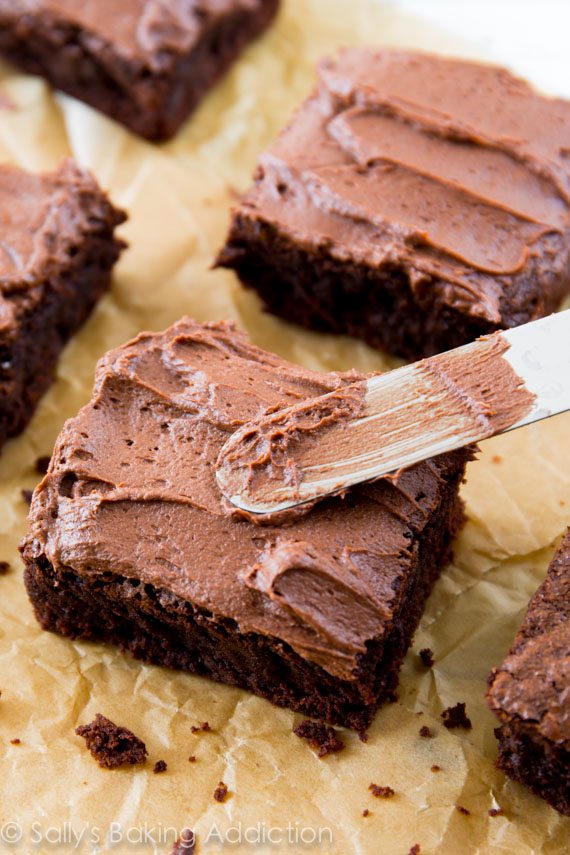 Brownies épais, moelleux et moelleux faits entièrement à partir de zéro. Vous ne ferez plus jamais un mix de boîtes!