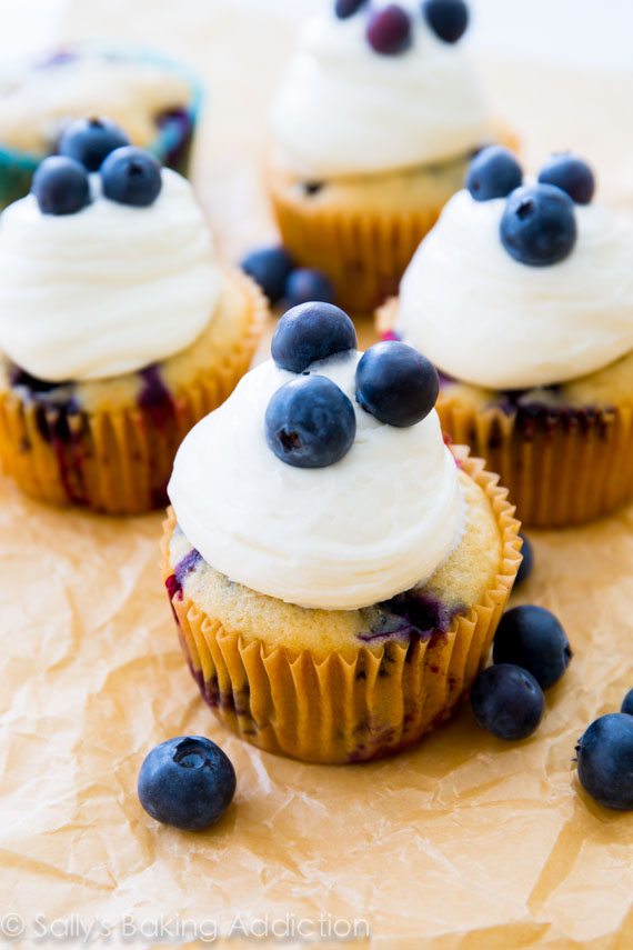 Ces cupcakes aux myrtilles et à la crème regorgent de vanille, de myrtilles juteuses et d'un soupçon de citron. Moist, savoureux, facile!