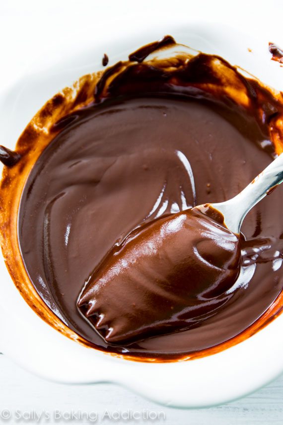 Ganache au chocolat pour beignets givrés au chocolat - recette sur sallysbakingaddiction.com