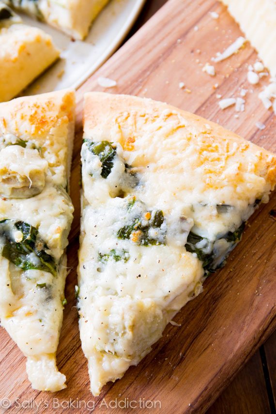 Pizza aux épinards et artichauts au fromage blanc - cette pizza blanche vous rappellera une trempette crémeuse et réconfortante aux artichauts!