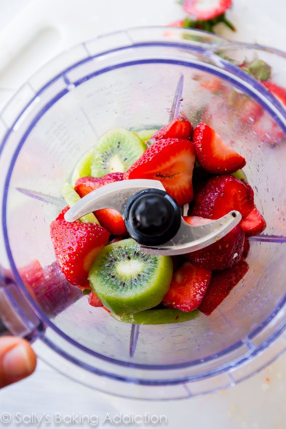 Margaritas aux fraises et aux kiwis surgelées sucrées et acidulées - elles sont si faciles que vous préparerez pichet après pichet!