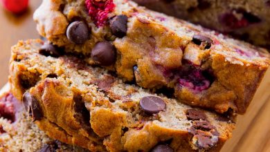 Photo of Pain aux bananes et aux framboises et aux pépites de chocolat noir