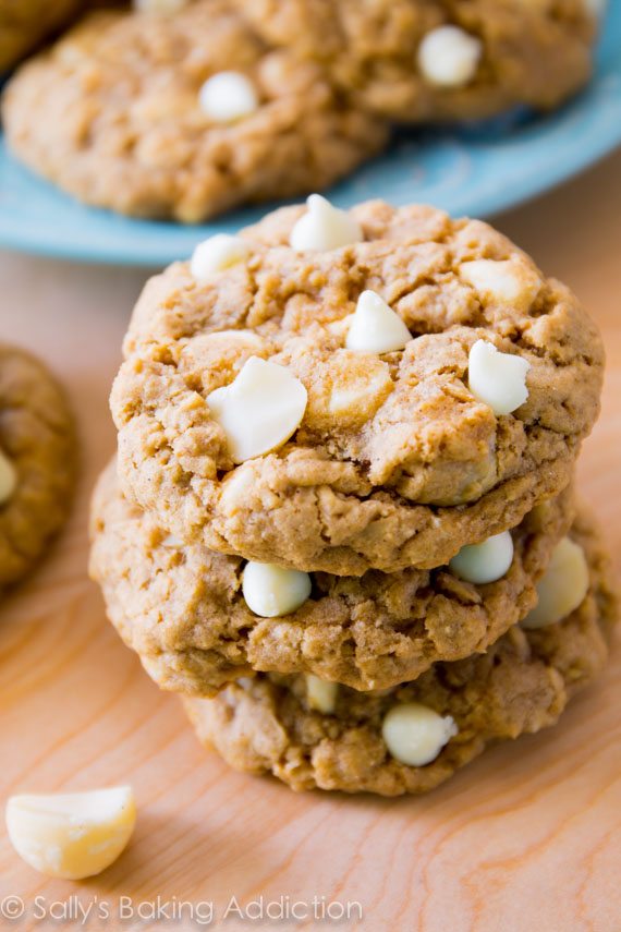 Biscuits à l'avoine et aux noix de macadamia au chocolat blanc - au beurre, cuits au four et ultra moelleux!