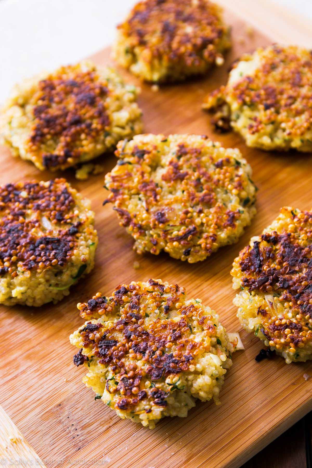 Galettes croustillantes au quinoa - ces galettes polyvalentes sont croustillantes sur les bords, chaudes au centre et se congèlent bien pour un repas rapide. Ajoutez vos épices et légumes préférés!