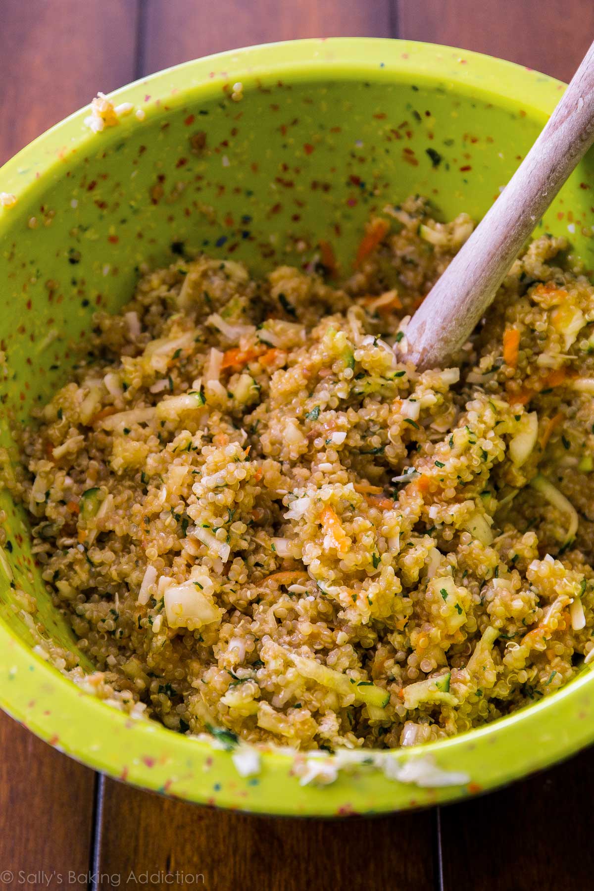 Galettes croustillantes au quinoa - ces galettes polyvalentes sont croustillantes sur les bords, chaudes au centre et se congèlent bien pour un repas rapide. Ajoutez vos épices et légumes préférés!