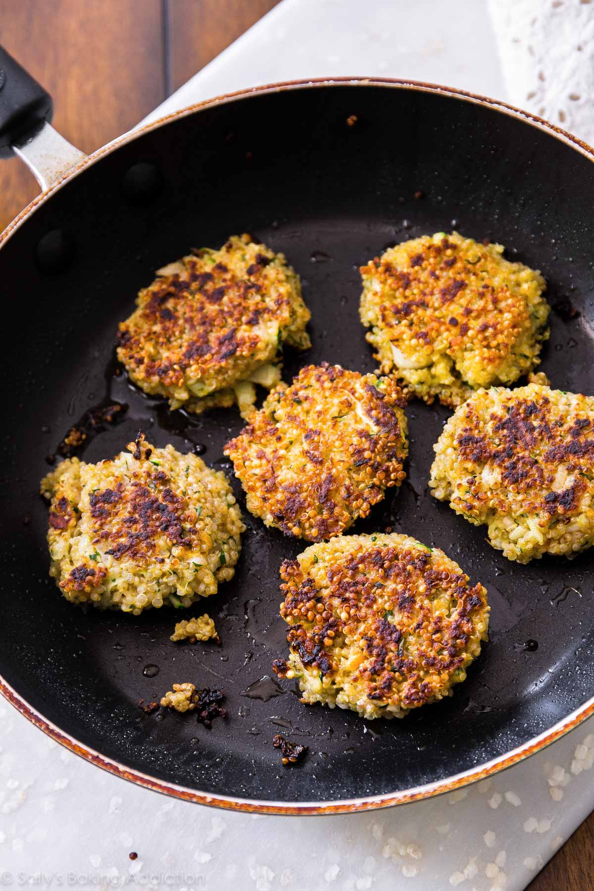 Galettes croustillantes au quinoa - ces galettes polyvalentes sont croustillantes sur les bords, chaudes au centre et se congèlent bien pour un repas rapide. Ajoutez vos épices et légumes préférés!