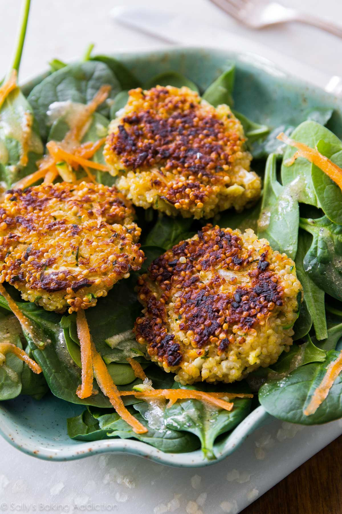 Galettes croustillantes au quinoa - ces galettes polyvalentes sont croustillantes sur les bords, chaudes au centre et se congèlent bien pour un repas rapide. Ajoutez vos épices et légumes préférés!