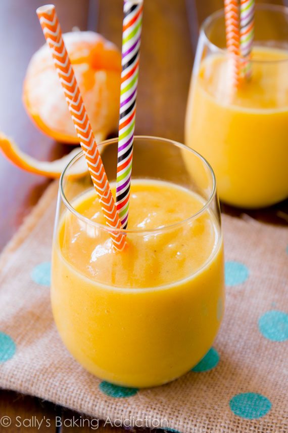 Sunshine Smoothie - ce smoothie crémeux a le goût d'une version tropicale mangue-ananas d'un julius orange!