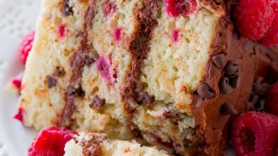 Photo of Gâteau étagé aux framboises et aux pépites de chocolat