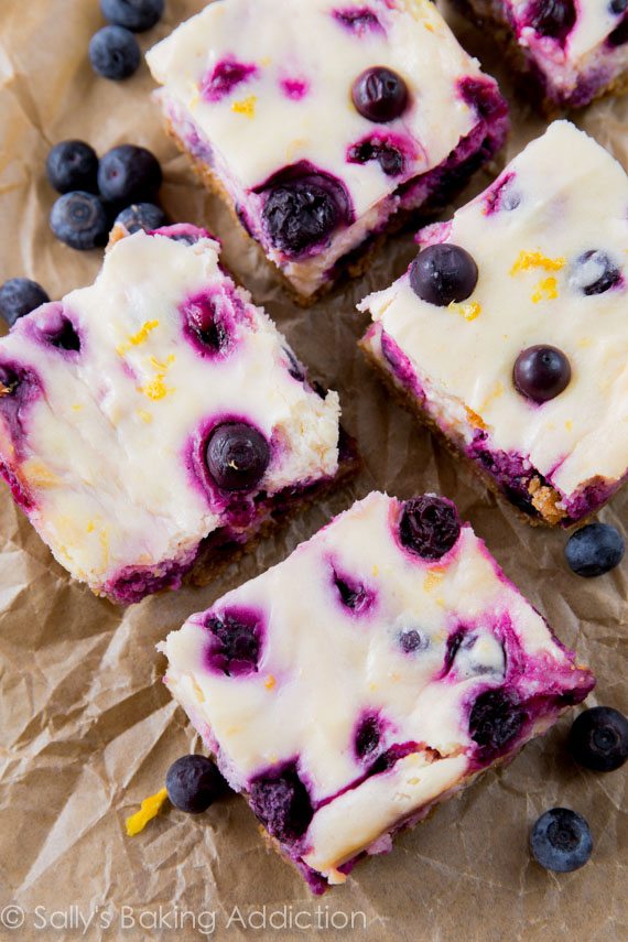 Barres de gâteau au fromage crémeux aux bleuets et au citron. Si simple à faire! sallysbakingaddiction.com