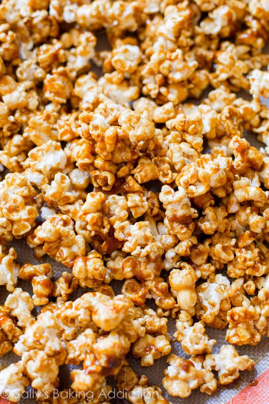 Cliquez pour une recette SIMPLE de maïs au caramel fait maison sur sallysbakingaddiction.com
