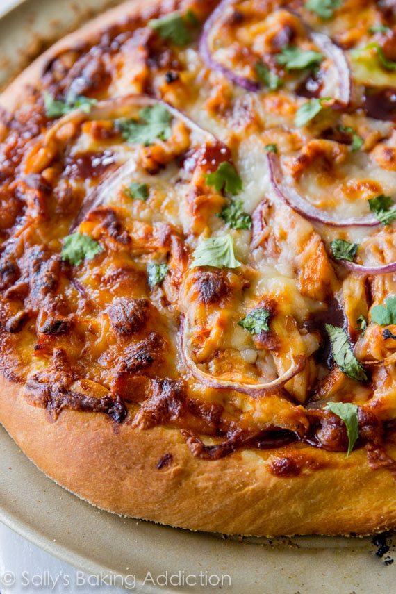 Recette de pizza au poulet BBQ maison par sallysbakingaddiction.com. Abandonnez la livraison, cette pizza sera votre nouvelle préférée!