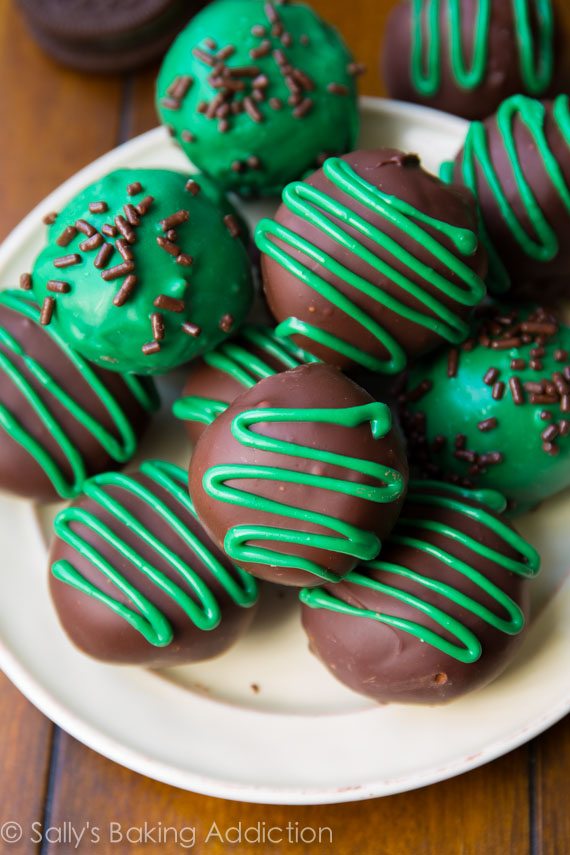 Seulement 3 ingrédients nécessaires pour faire ces truffes au chocolat à la menthe. Ils ont le goût de gâteaux au fromage Oreo enrobés de chocolat!