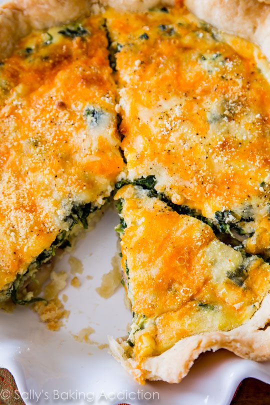 Simplement quiche aux épinards et au fromage - sur une croûte maison, vous NE POUVEZ PAS battre cette recette!