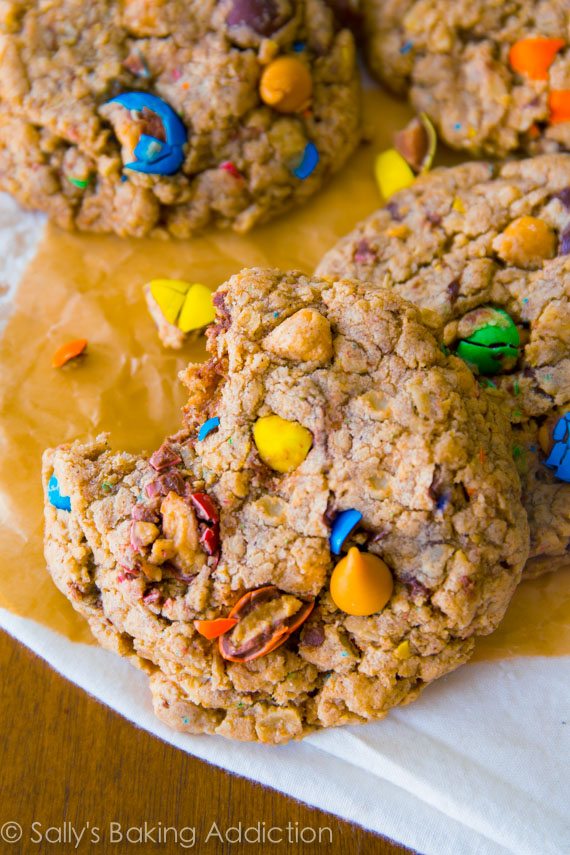 Biscuits à l'avoine chargés et moelleux. Sucré avec de la cassonade et chargé de caramel écossais, de M & Ms et de morceaux de chocolat!