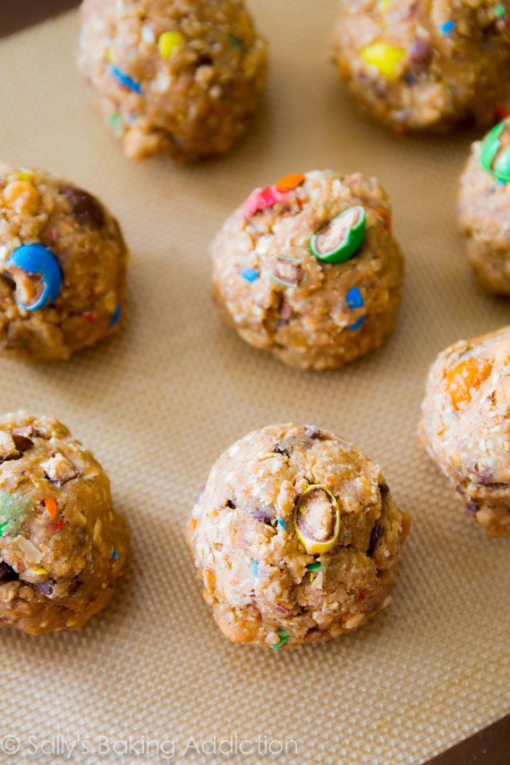 Biscuits à l'avoine chargés et moelleux. Sucré avec de la cassonade et chargé de caramel écossais, de M & Ms et de morceaux de chocolat!