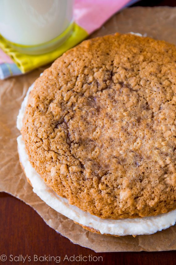 1 tarte à la crème d'avoine géante. Comme celle de Little Debbie, mais plus grande et meilleure! sallysbakingaddiction.com