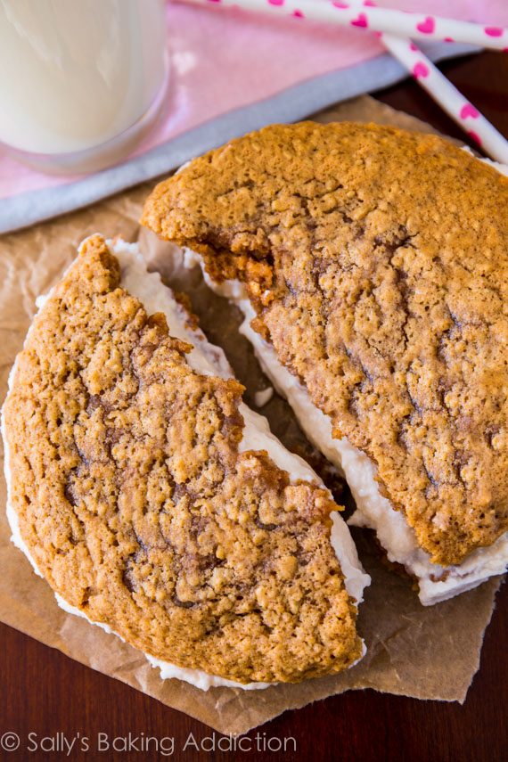 Cette recette simple fait 1 tarte à la crème d'avoine géante - comme une petite Debbie à l'ancienne, mais plus grande et meilleure!