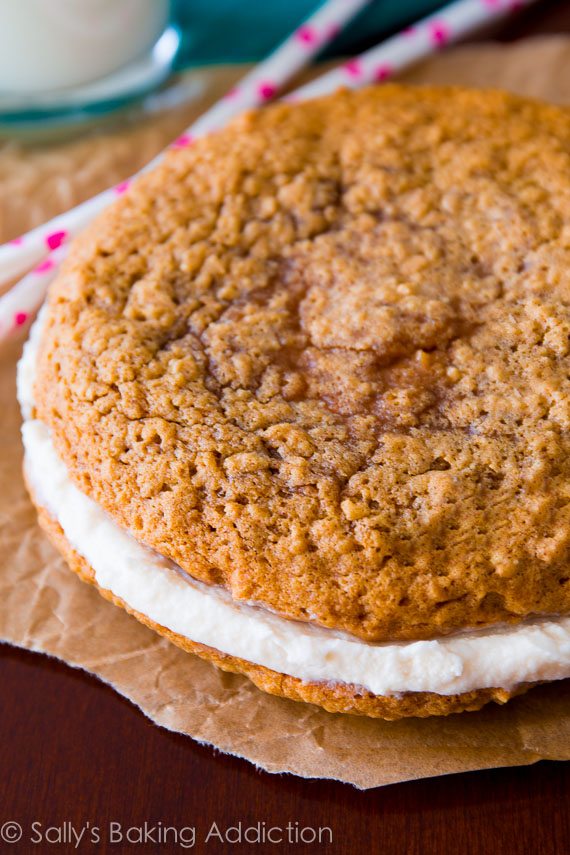 Cette recette simple fait 1 tarte à la crème d'avoine géante - comme une petite Debbie à l'ancienne, mais plus grande et meilleure!